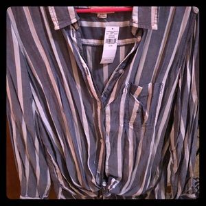 Lightweight tie front button down.